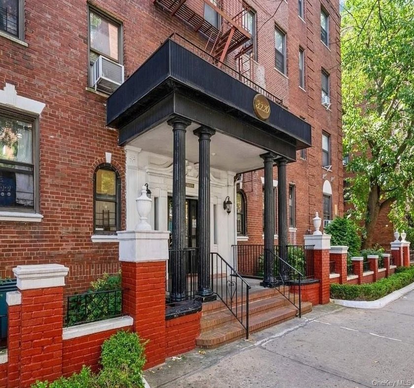 Spacious one-bedroom co-op in the heart of Midwood, Brooklyn - Beach Home for sale in Brooklyn, New York on Beachhouse.com