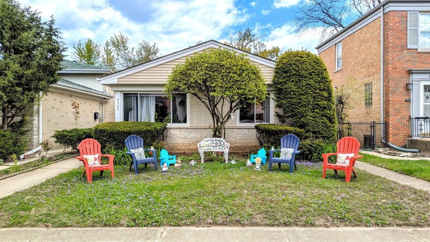 SKOKIE SPLENDOR!!    Step into this beautifully maintained - Beach Home for sale in Skokie, Illinois on Beachhouse.com
