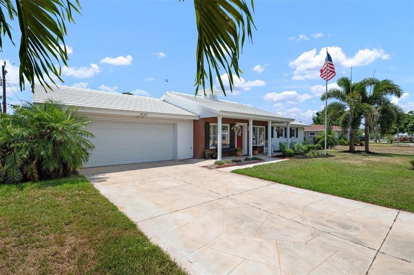Lovely 3-bedroom, 2-bathroom residence with a pool and hot tub - Beach Home for sale in Sarasota, Florida on Beachhouse.com