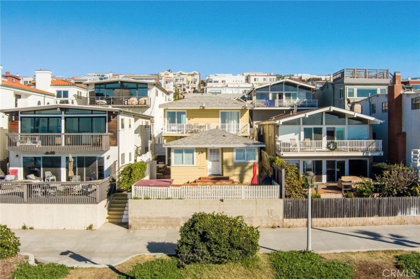 This exceptional beachfront property features a duplex on an - Beach Townhome/Townhouse for sale in Manhattan Beach, California on Beachhouse.com