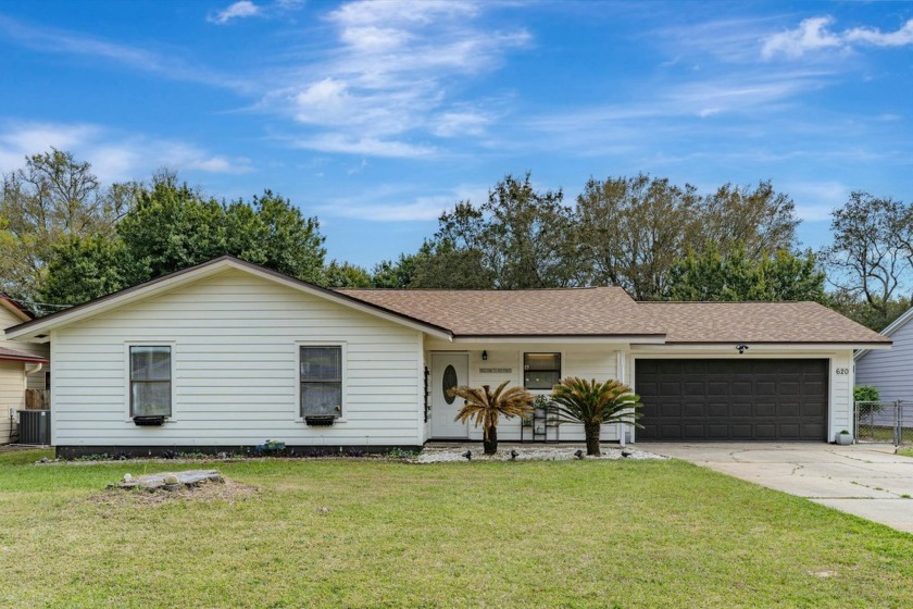 Experience effortless Florida living in this stunningly - Beach Home for sale in Mary Esther, Florida on Beachhouse.com