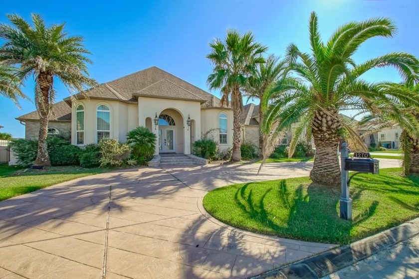 Beautiful home in Clipper Estates.  Oversized lot with - Beach Home for sale in Slidell, Louisiana on Beachhouse.com