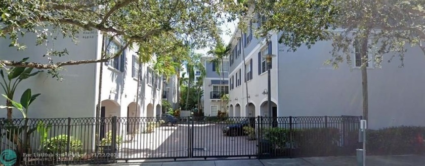 LOCATION!  10 minute drive to the beach.  10 minute walk to Las - Beach Townhome/Townhouse for sale in Fort Lauderdale, Florida on Beachhouse.com