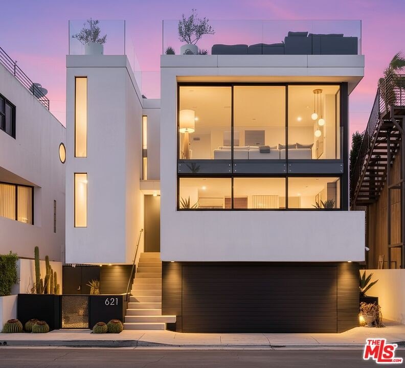 Ultra-sophisticated, this modern Venice residence showcases - Beach Home for sale in Venice, California on Beachhouse.com
