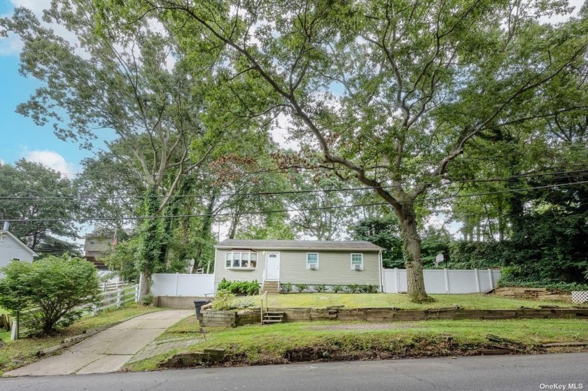 Lovely wideline ranch with updated Kitchen- Quart countertops - Beach Home for sale in Rocky Point, New York on Beachhouse.com