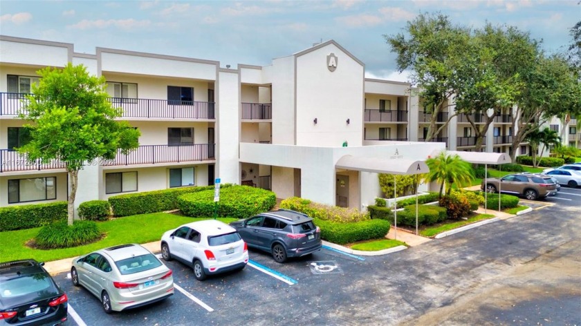 This 2-bedroom, 2-bath condo boasts a bright, open layout ideal - Beach Condo for sale in Tamarac, Florida on Beachhouse.com