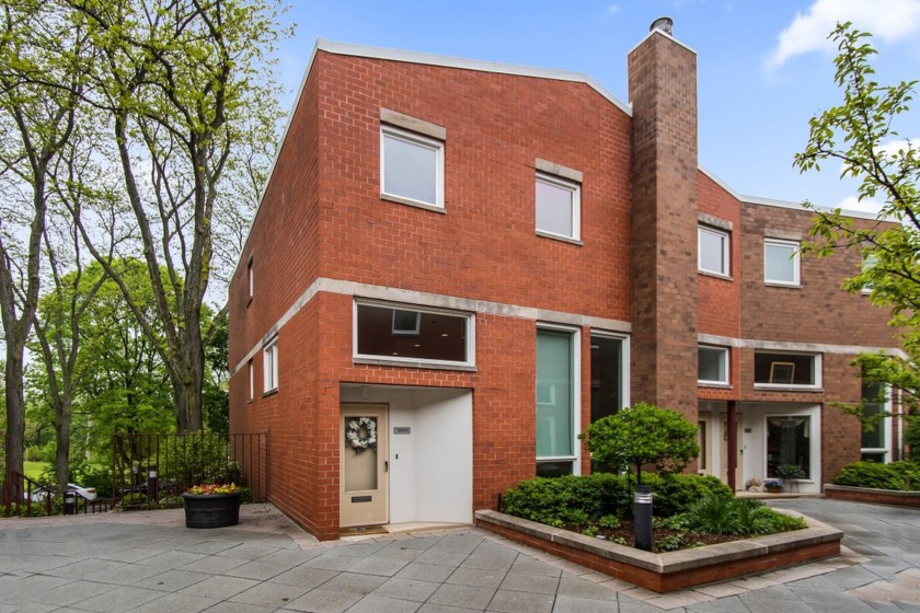 Stylish 3-Bedroom Townhome with Golf Course Views in Coveted - Beach Townhome/Townhouse for sale in Evanston, Illinois on Beachhouse.com