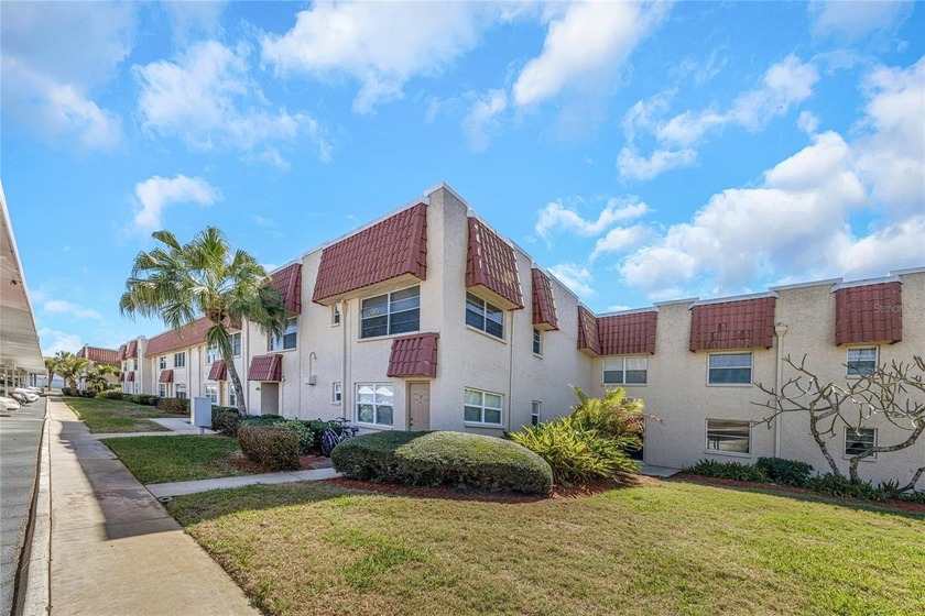 * * FANTASTIC LOCATION * * Welcome to easy Florida living in - Beach Condo for sale in St. Petersburg, Florida on Beachhouse.com