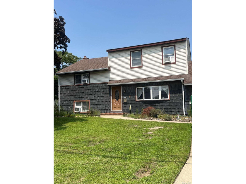 Boat lovers delight!  75 feet of bulkhead!  This Split level has - Beach Home for sale in Bay Shore, New York on Beachhouse.com