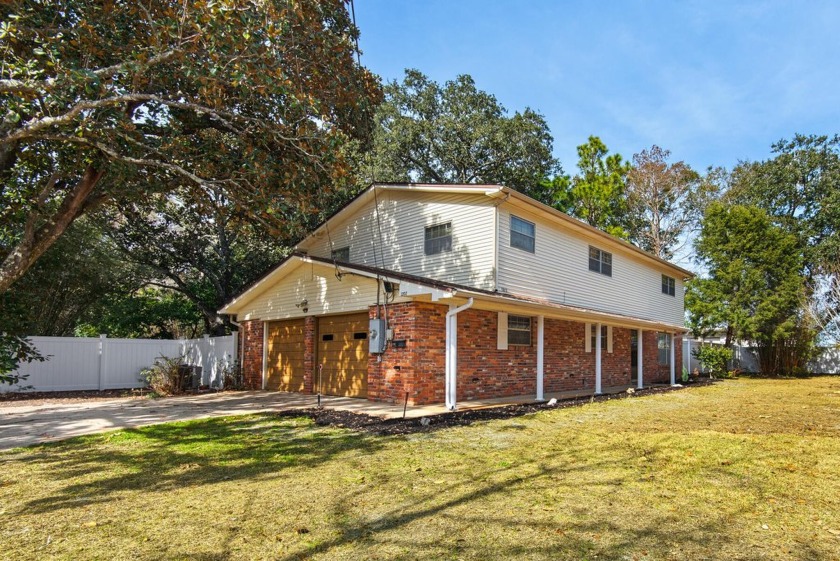 1202 Beachview Drive located on a huge .62 acre lot in Fort - Beach Home for sale in Fort Walton Beach, Florida on Beachhouse.com