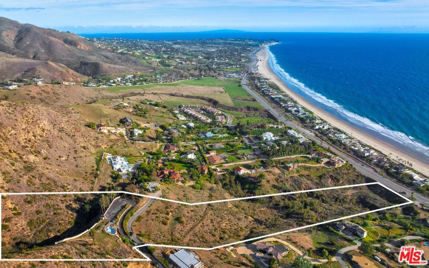 Perched atop a sprawling 7.9-acre parcel that extends to the - Beach Acreage for sale in Malibu, California on Beachhouse.com