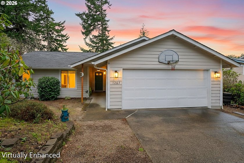 Charming 3-Bedroom Home!Welcome to 1265 Laurel Street - a - Beach Home for sale in Florence, Oregon on Beachhouse.com