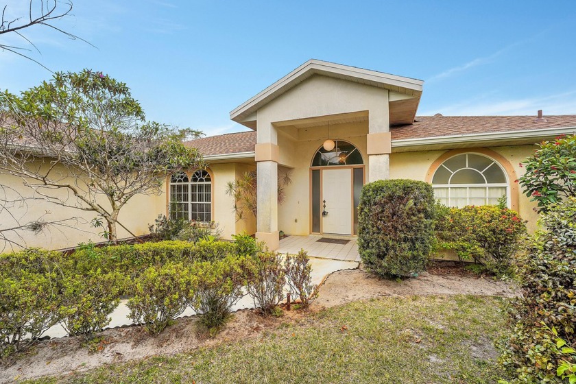 Welcome home to Oak Ridge. This 3-bedroom, 2.5-bathroom pool - Beach Home for sale in Palm City, Florida on Beachhouse.com
