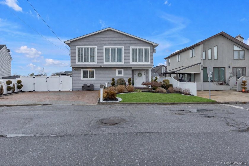 Beautifully maintained waterfront home situated on .11 acres - Beach Home for sale in Lindenhurst, New York on Beachhouse.com