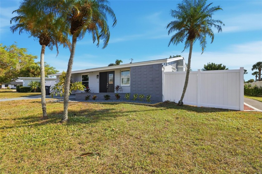 One or more photo(s) has been virtually staged. Say NO to high - Beach Home for sale in Bradenton, Florida on Beachhouse.com