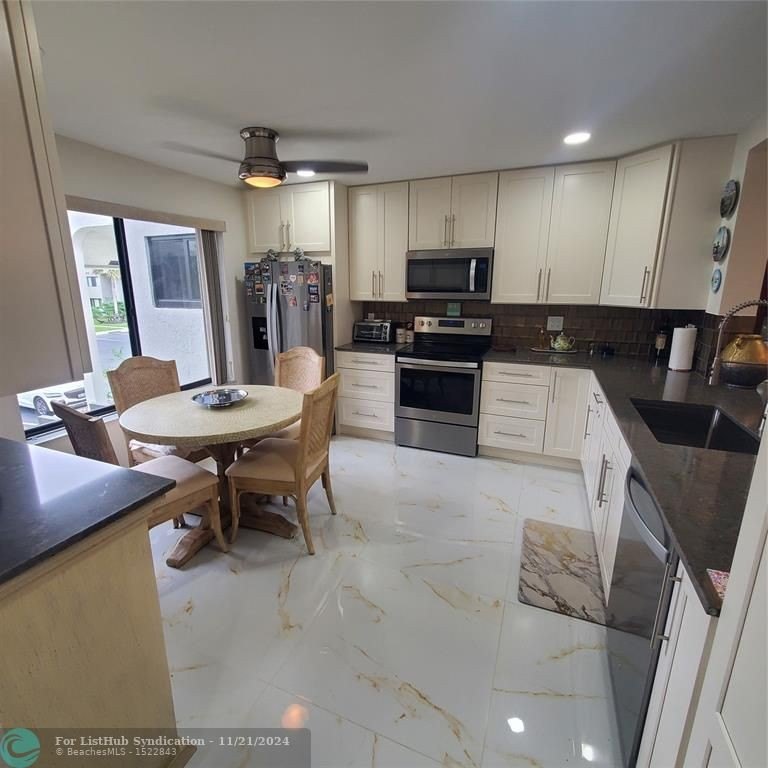 PRICED TO SELL! Luxuriously renovated 2 Beds, 2-Baths condo in a - Beach Condo for sale in Boynton Beach, Florida on Beachhouse.com