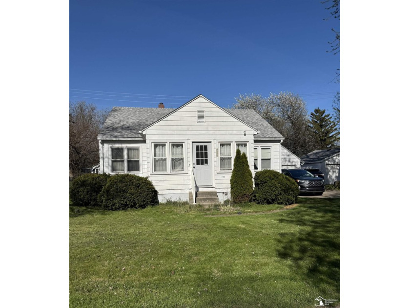 Cozy 3 bedroom home walking distance to Lake Erie. Detached 1.5 - Beach Home for sale in Newport, Michigan on Beachhouse.com