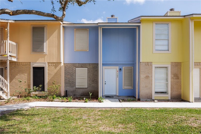 This charming 2-bedroom, 1.5-bathroom townhome is centrally - Beach Condo for sale in Corpus Christi, Texas on Beachhouse.com