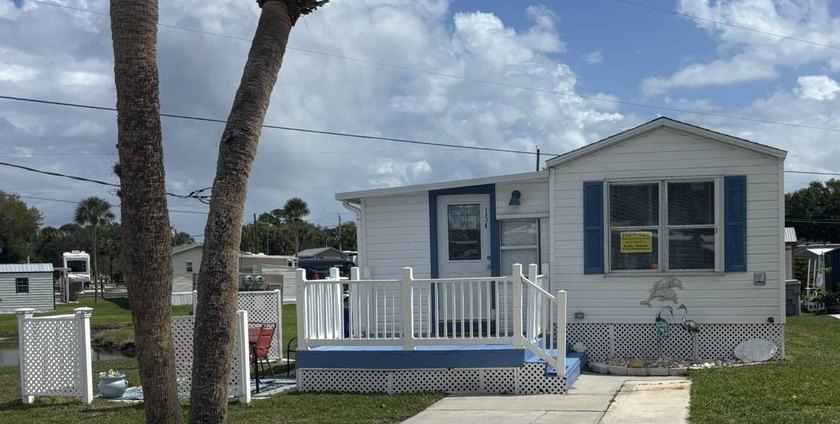This 1BR/1BA park model offers breathtaking pond views from a - Beach Home for sale in Sebastian, Florida on Beachhouse.com