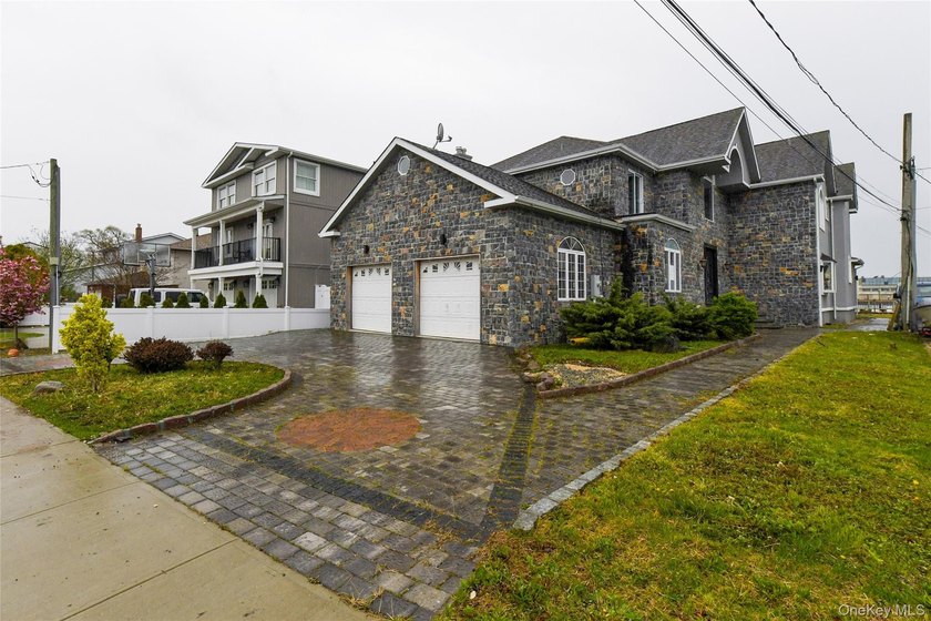 Experience the epitome of waterfront living. You'll be greeted - Beach Home for sale in Island Park, New York on Beachhouse.com