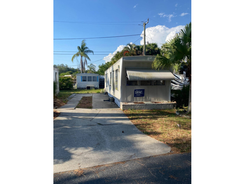 Light Fixer Upper In Premier Location!    Join Mark as we give a - Beach Home for sale in Nokomis, Florida on Beachhouse.com