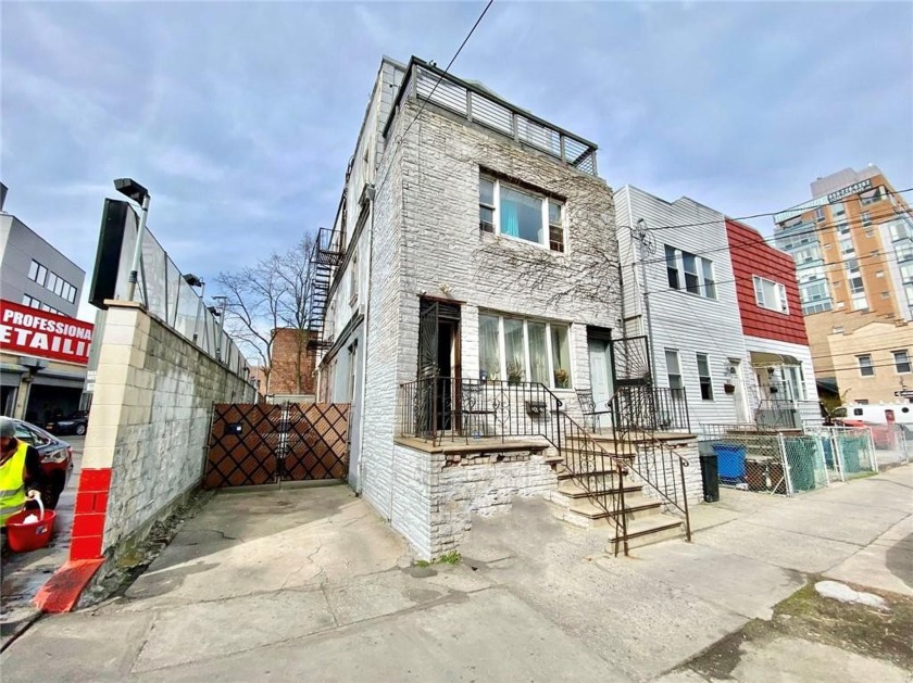 We proudly introduce to you this truly incredible investment - Beach Home for sale in Brooklyn, New York on Beachhouse.com