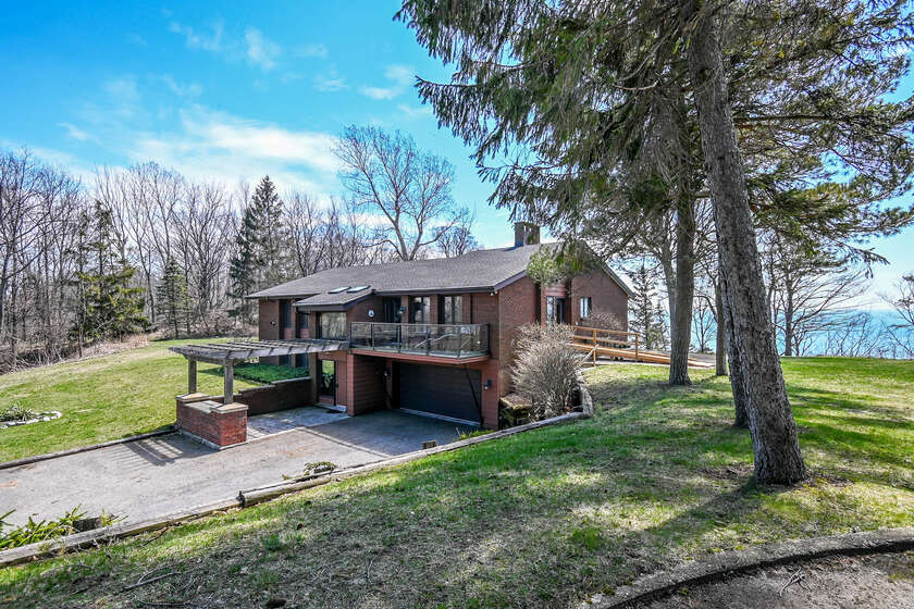 Stunning Lakefront Home! Are you searching for a rare - Beach Home for sale in Port Colborne, Ontario on Beachhouse.com