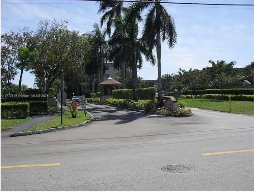 Motivated Seller - Heavily Discounted 2-Bedroom in Royal Park! - Beach Condo for sale in Oakland Park, Florida on Beachhouse.com