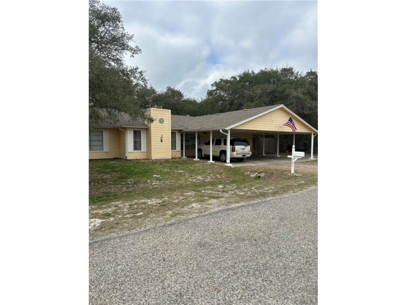 3/2 plus a guest suite with kitchen and bath , two large living - Beach Home for sale in Rockport, Texas on Beachhouse.com