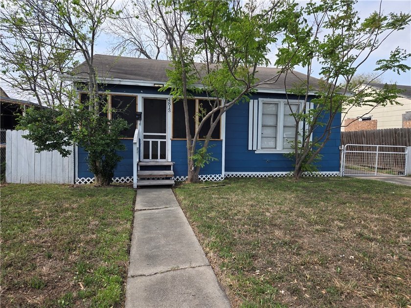 Step inside this charming 2 bedroom, 1 bathroom home that is - Beach Home for sale in Corpus Christi, Texas on Beachhouse.com