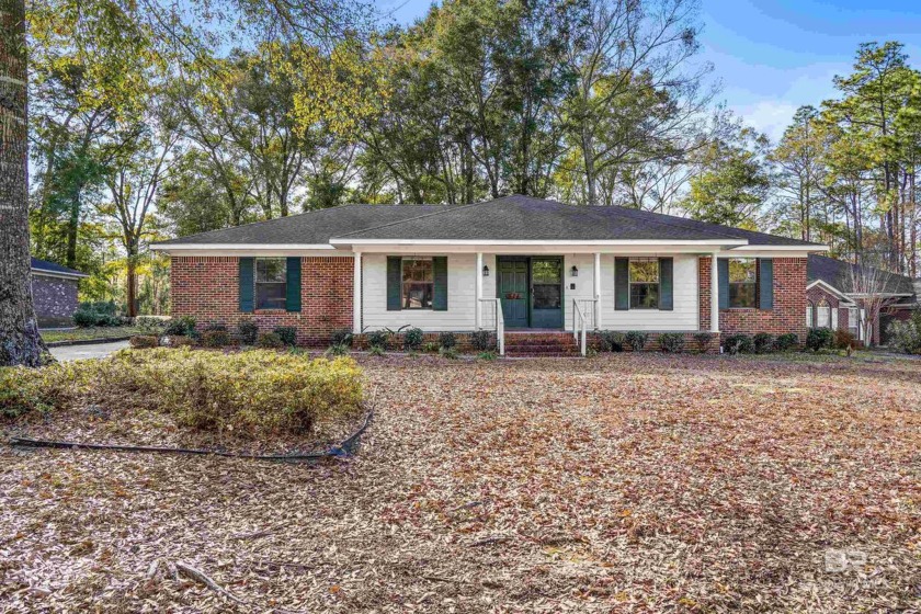 Welcome to Daphne's Lake Forest golf course living in this 4 - Beach Home for sale in Daphne, Alabama on Beachhouse.com