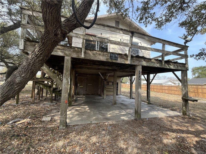 Investor special in Rockport! This 2-bedroom, 1-bath home sits - Beach Home for sale in Rockport, Texas on Beachhouse.com