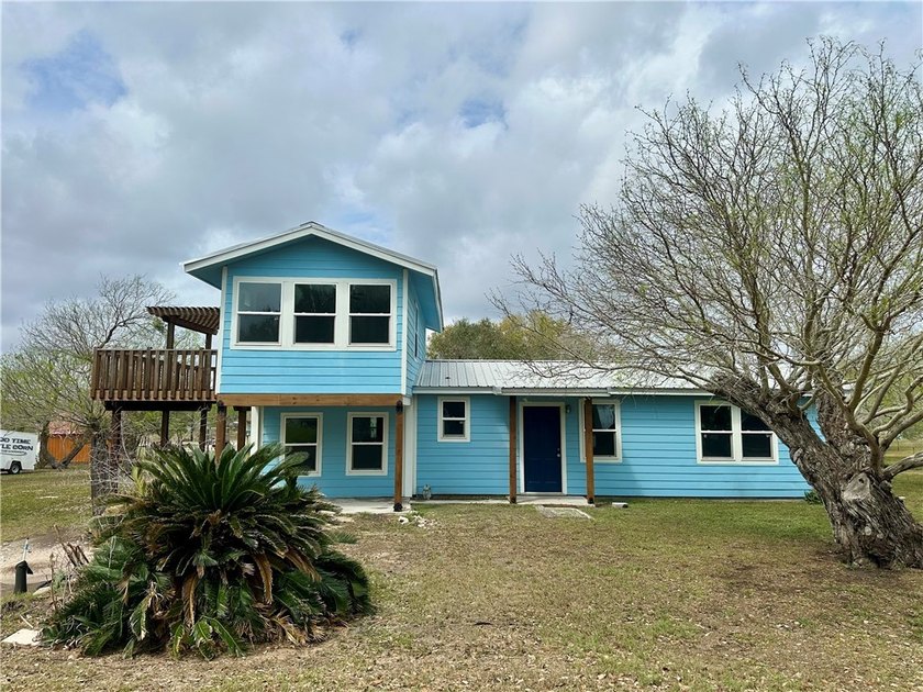 Welcome to coastal living in the town of Bayside, Texas. This - Beach Home for sale in Bayside, Texas on Beachhouse.com