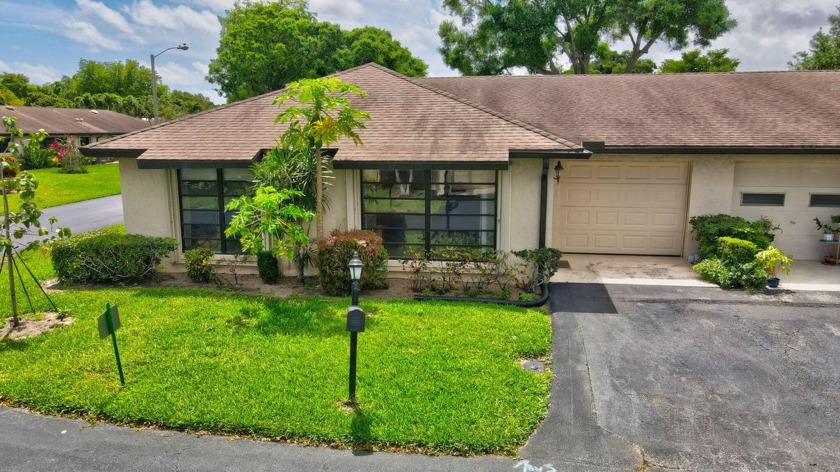 EASY WALK TO CLUBHOUSE & POOL! THIS CHARMING 2/2 VILLA NESTLED - Beach Home for sale in Boynton Beach, Florida on Beachhouse.com