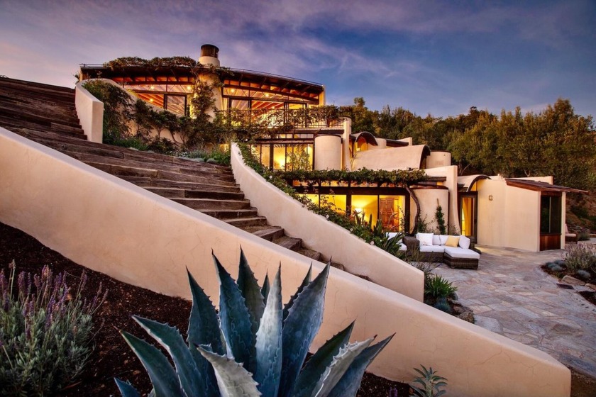 Big Sur's stunning Casa Luna features the organic architecture - Beach Home for sale in Big Sur, California on Beachhouse.com