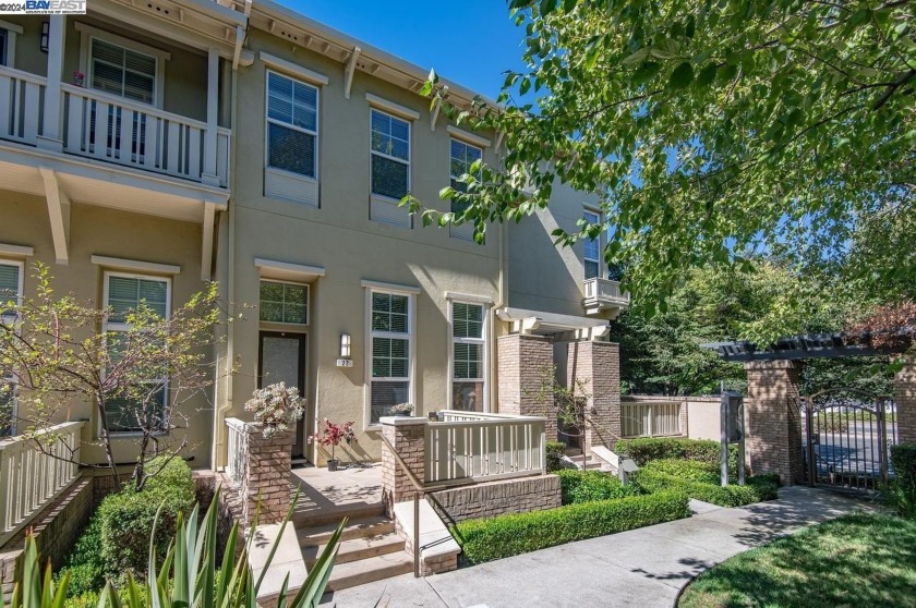 Beautiful Townhome built in 2006 by Robson Homes. Lots of - Beach Townhome/Townhouse for sale in Fremont, California on Beachhouse.com