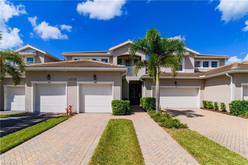 Live the Florida dream in this immaculate 2-bedroom 2-bathroom - Beach Home for sale in Naples, Florida on Beachhouse.com