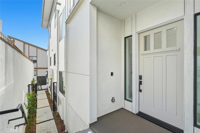 This rear unit is the largest of them all. With 5 bedrooms and 3 - Beach Townhome/Townhouse for sale in Redondo Beach, California on Beachhouse.com