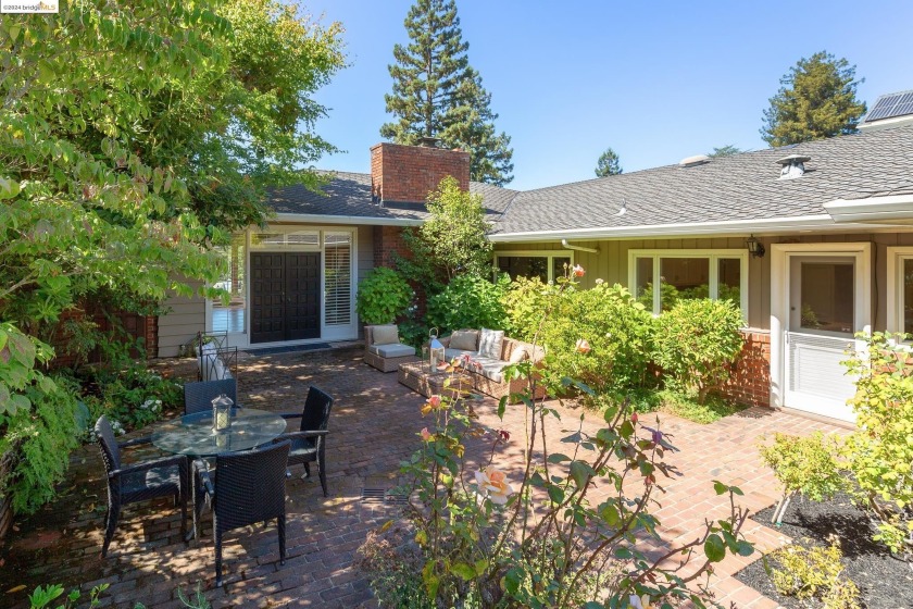 Step into Mid-Century style and luxury with this stunning - Beach Home for sale in Piedmont, California on Beachhouse.com