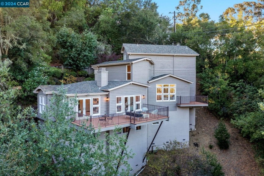 Stunning hillside home located just a mile from Orinda Village - Beach Home for sale in Orinda, California on Beachhouse.com