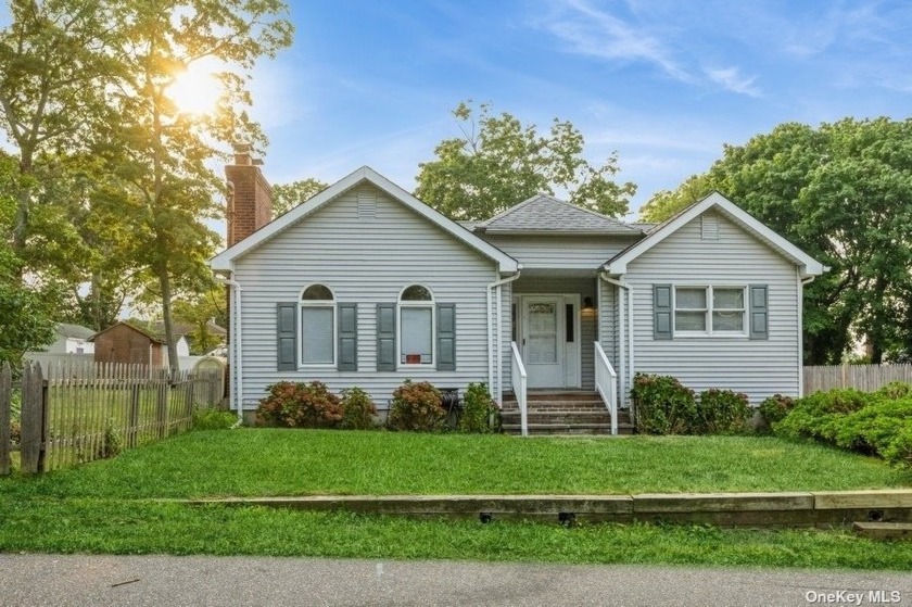 Beautiful sprawling ranch on oversize lot in desirable North - Beach Home for sale in Rocky Point, New York on Beachhouse.com