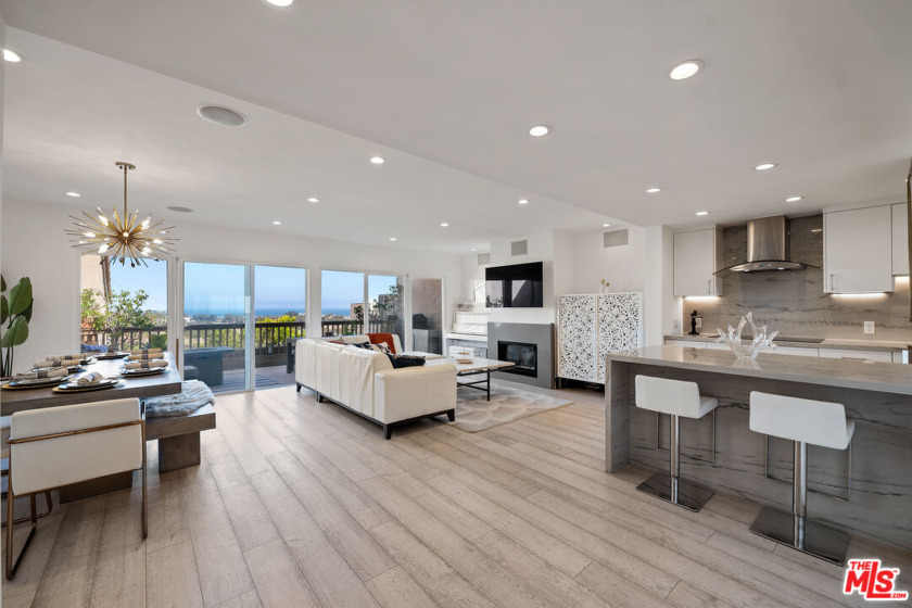 Newly remodeled rare turn key with stunning ocean, Queen's - Beach Townhome/Townhouse for sale in Malibu, California on Beachhouse.com
