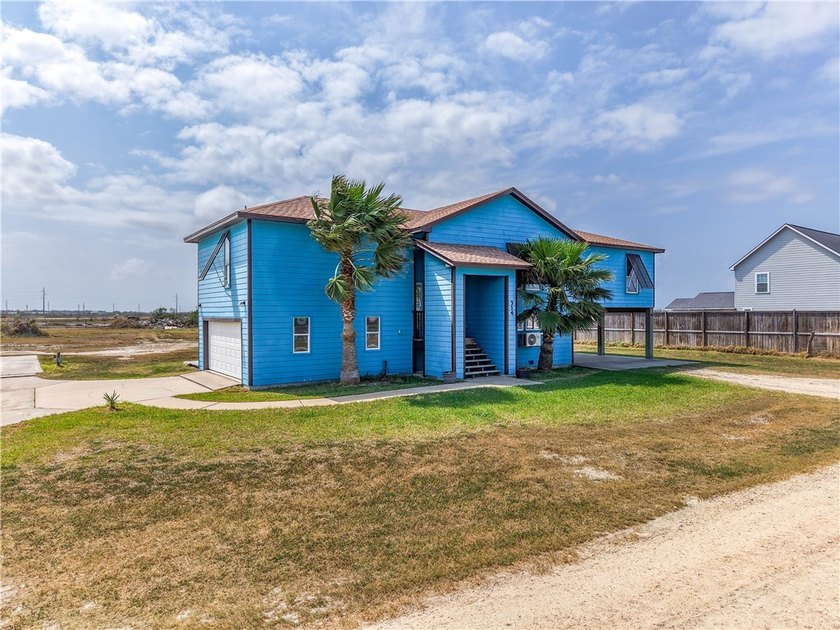 Enjoy coastal living with room to breathe on this beautiful - Beach Home for sale in Rockport, Texas on Beachhouse.com