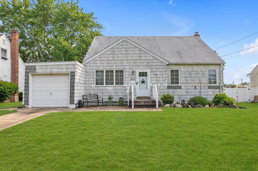 Welcome to 2693 Fox Road, Baldwin -- a charming Cape Cod home - Beach Home for sale in Baldwin, New York on Beachhouse.com