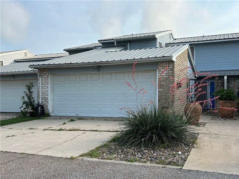 This picturesque 3/2.5/2 condo is waiting for you to come in and - Beach Condo for sale in Portland, Texas on Beachhouse.com