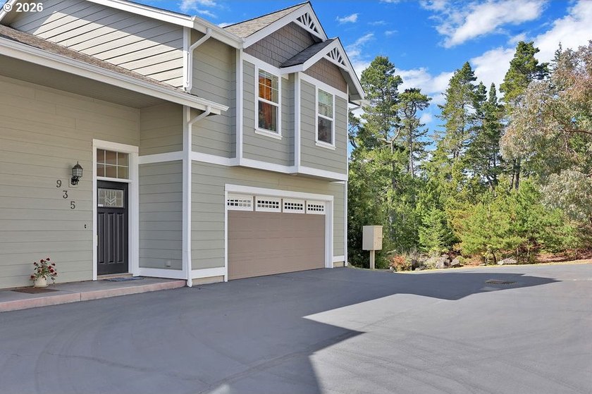 Well-maintained, charming townhome in Oyster Cove with a - Beach Condo for sale in Florence, Oregon on Beachhouse.com