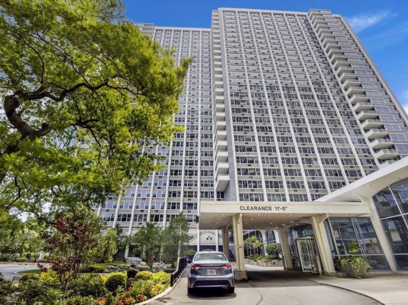 Welcome to this stunning, large, northwest-facing corner unit in - Beach Home for sale in Chicago, Illinois on Beachhouse.com