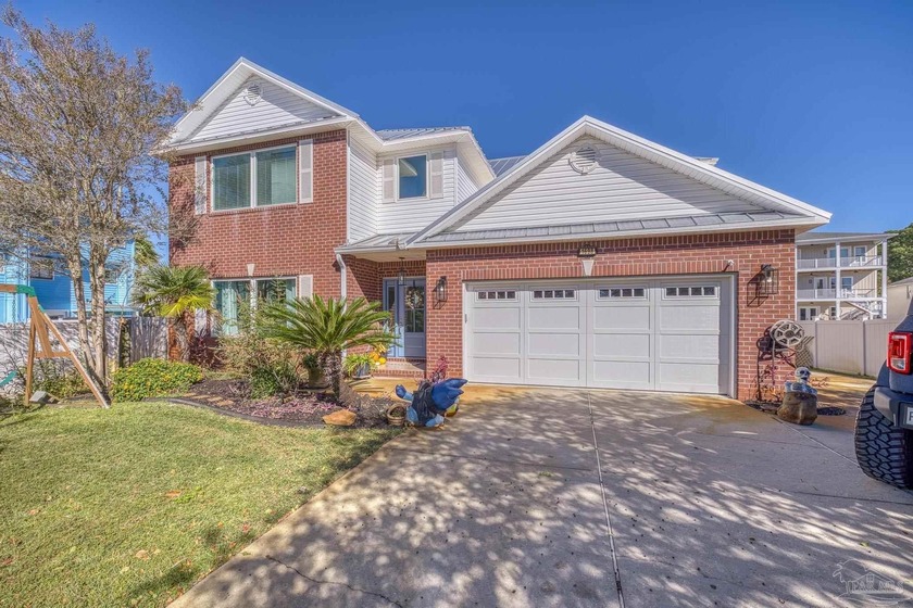 On the bay in Gulf Breeze. Luxury Home in Polynesian Isles. 4 - Beach Home for sale in Gulf Breeze, Florida on Beachhouse.com