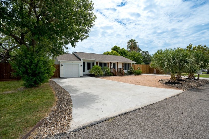 HUGE PRICE REDUCTION! Welcome to this beautifully remodeled - Beach Home for sale in Rockport, Texas on Beachhouse.com