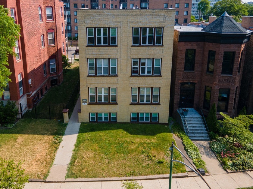 Pleased to present 619 E. Groveland Park, a 7-unit multifamily - Beach Home for sale in Chicago, Illinois on Beachhouse.com